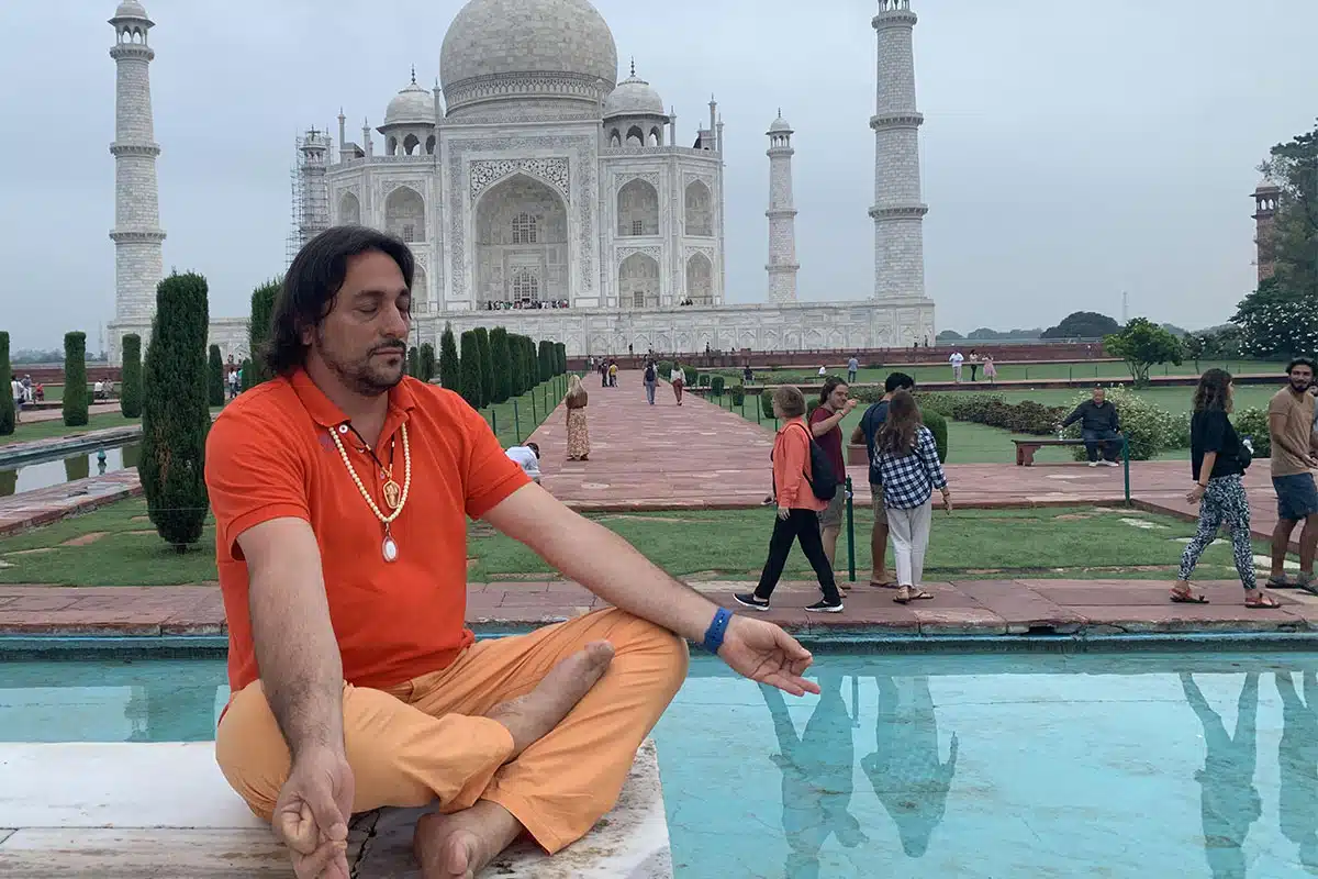 Swami Amrirananda Giri (Davide R. Diesi) in meditazione nel giardino del Taj Mahal | AGRA 2019