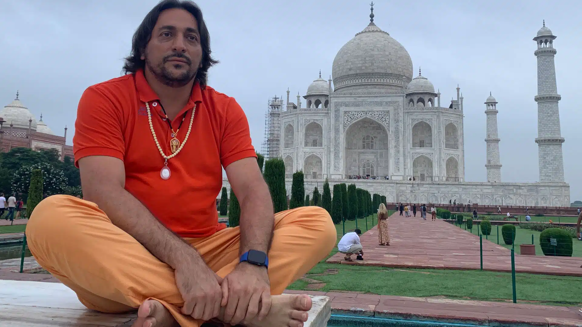 Swami Amrirananda Giri (Davide R. Diesi) foto nel giardino del Taj Mahal | AGRA 2019