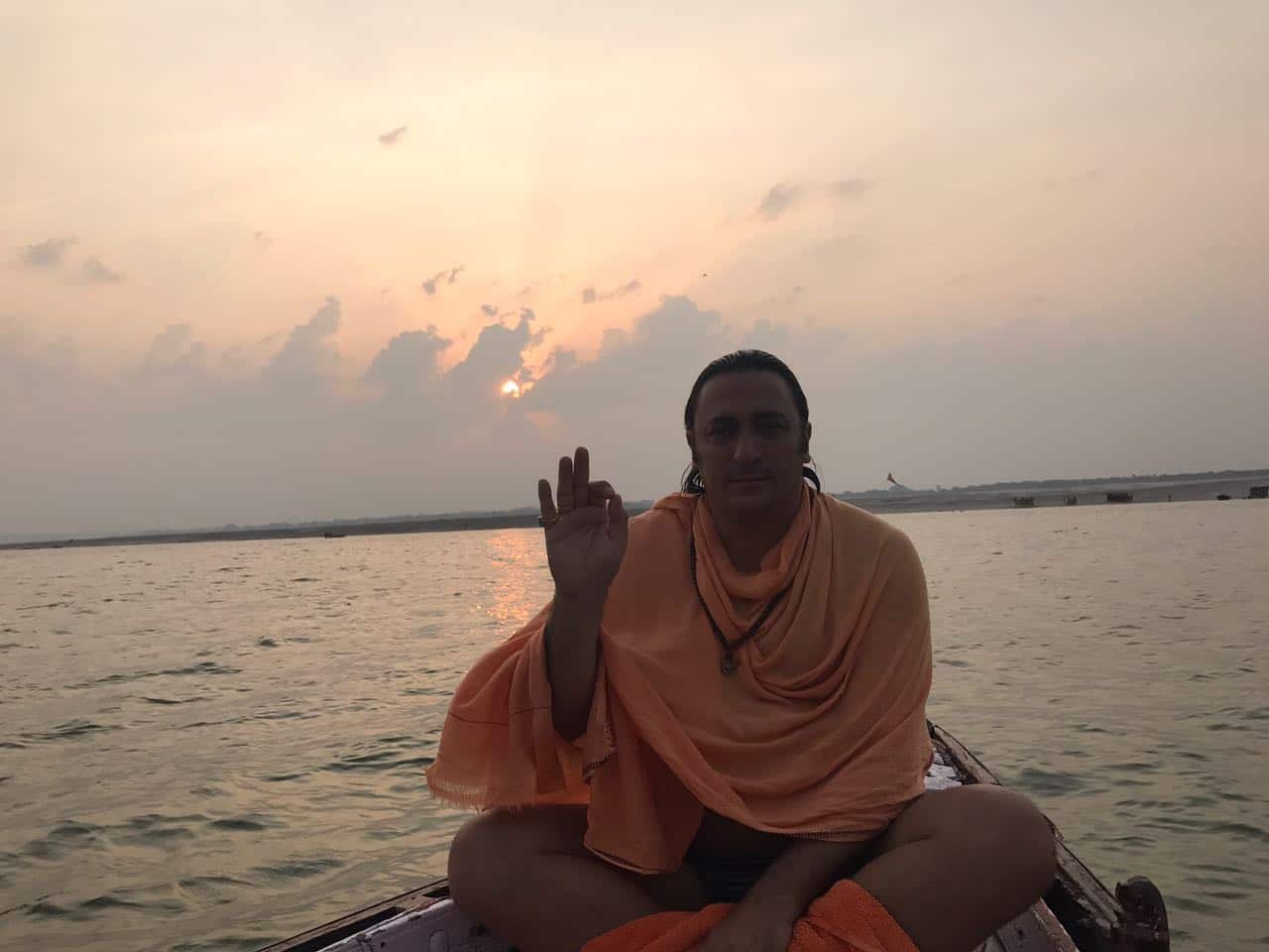 Davide R. Diesi (nome Monastico: Swami Amrirananda Giri J. in escursione sulle sacre acque del fiume Gange