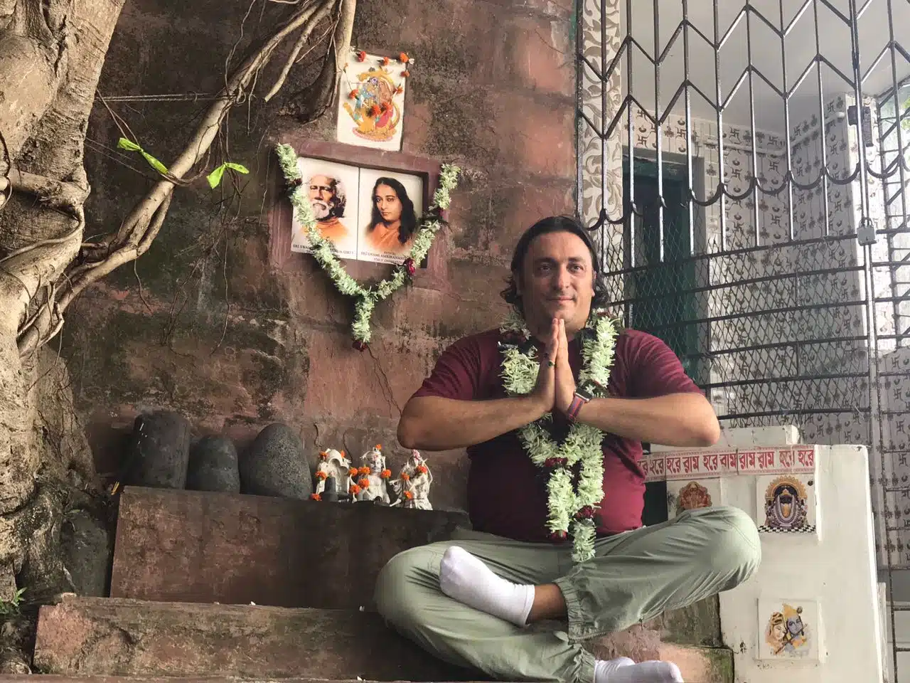 Davide R. Diesi (Swami) seduto sotto al sacro albero a Serampore, famoso Roy Ghat, sul Gange, dove Babaji apparve a Swami Sri Yukteswar