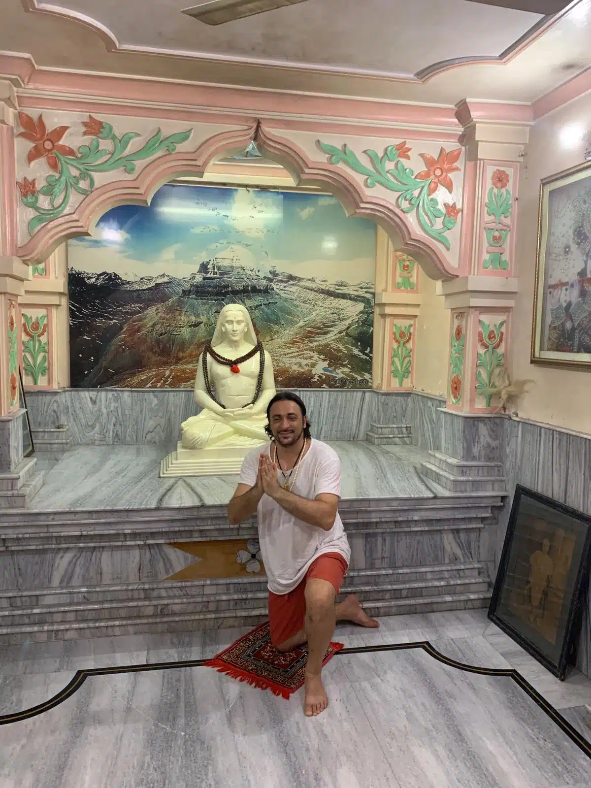 Davide R. Diesi nella casa di Lahiri Mahasaya davanti alla statua di Babaji a Benares | Guru di Sri Yukteswarjiv