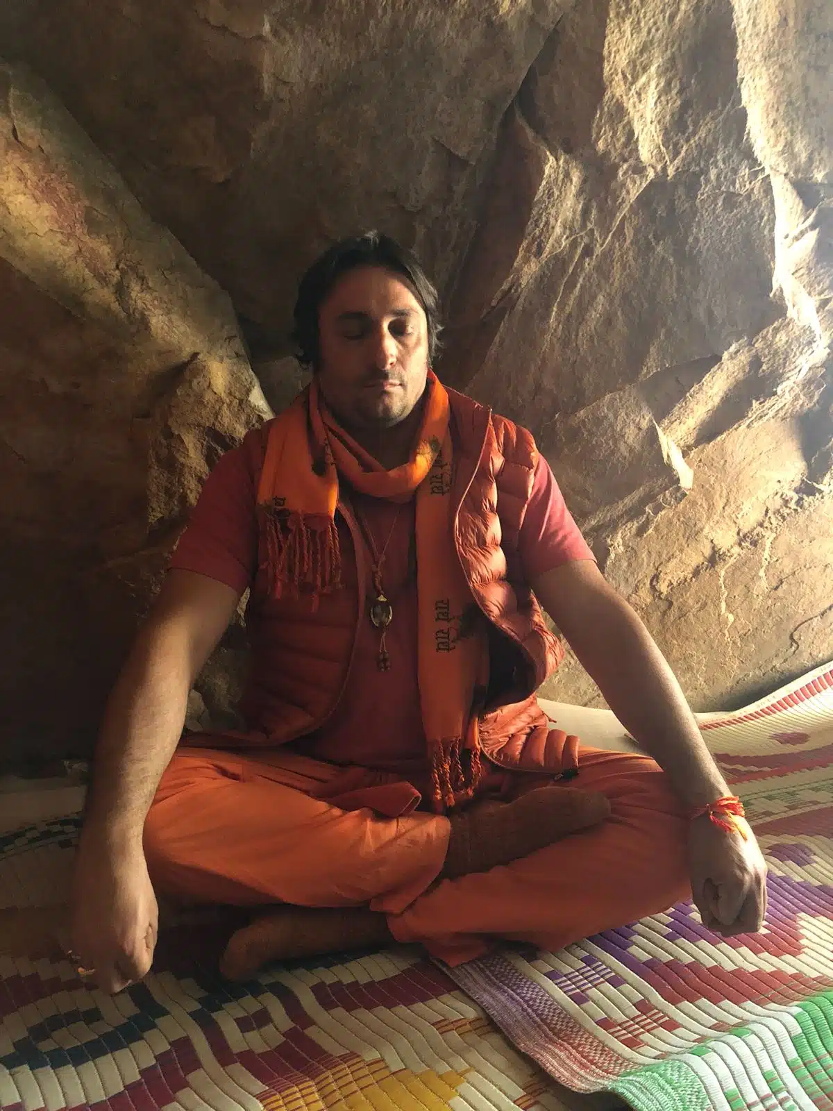 Davide R. Diesi (Swami) in Meditazione Yoga dentro alla famosa Cava di Mahavatar Babaji | Ranikhet HIMALAYA
