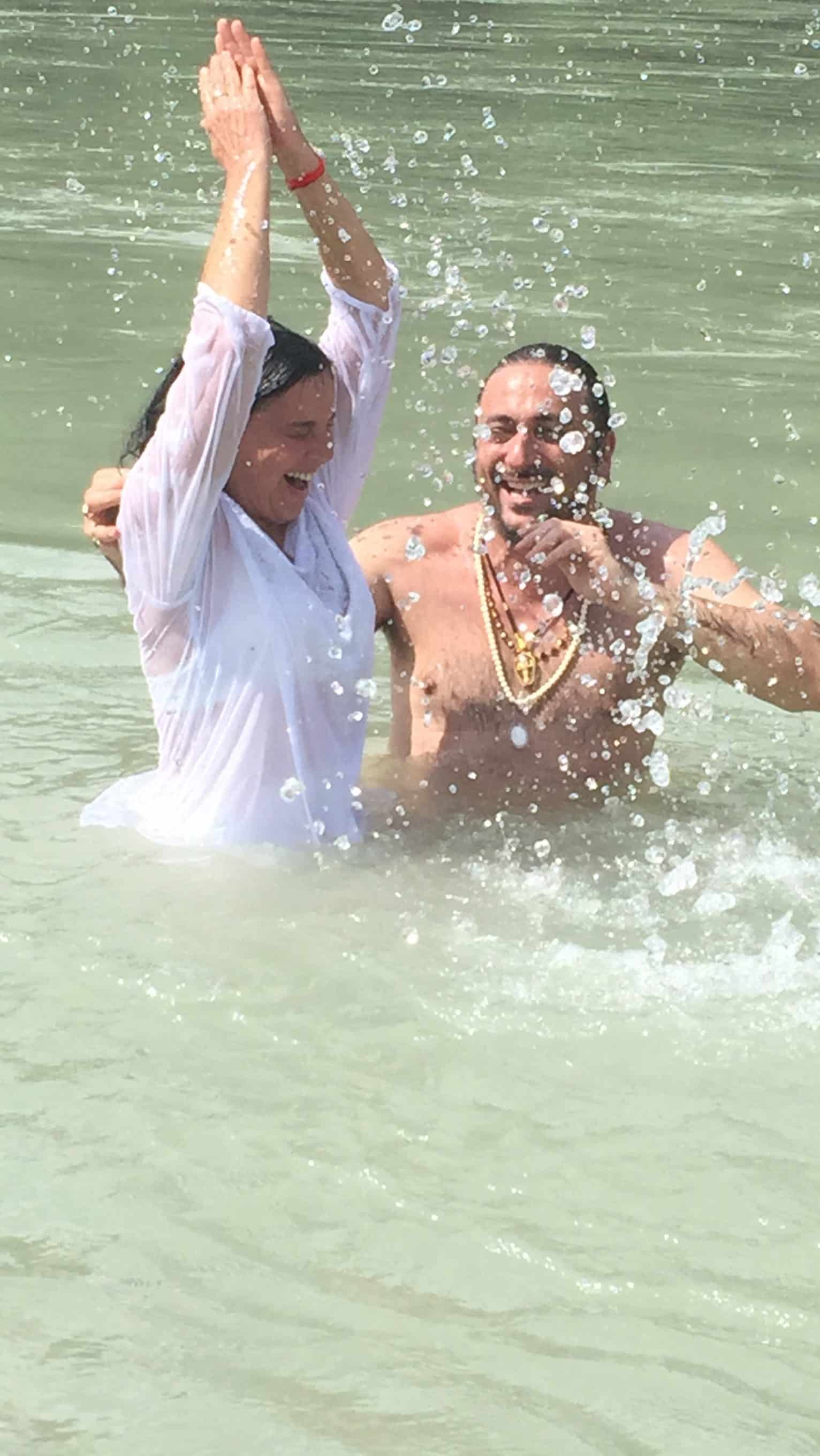 Davide R. Diesi mentre compie il rito del Battesimo di rinascita spirituale nel sacro fiume Gange | RISHIKESH