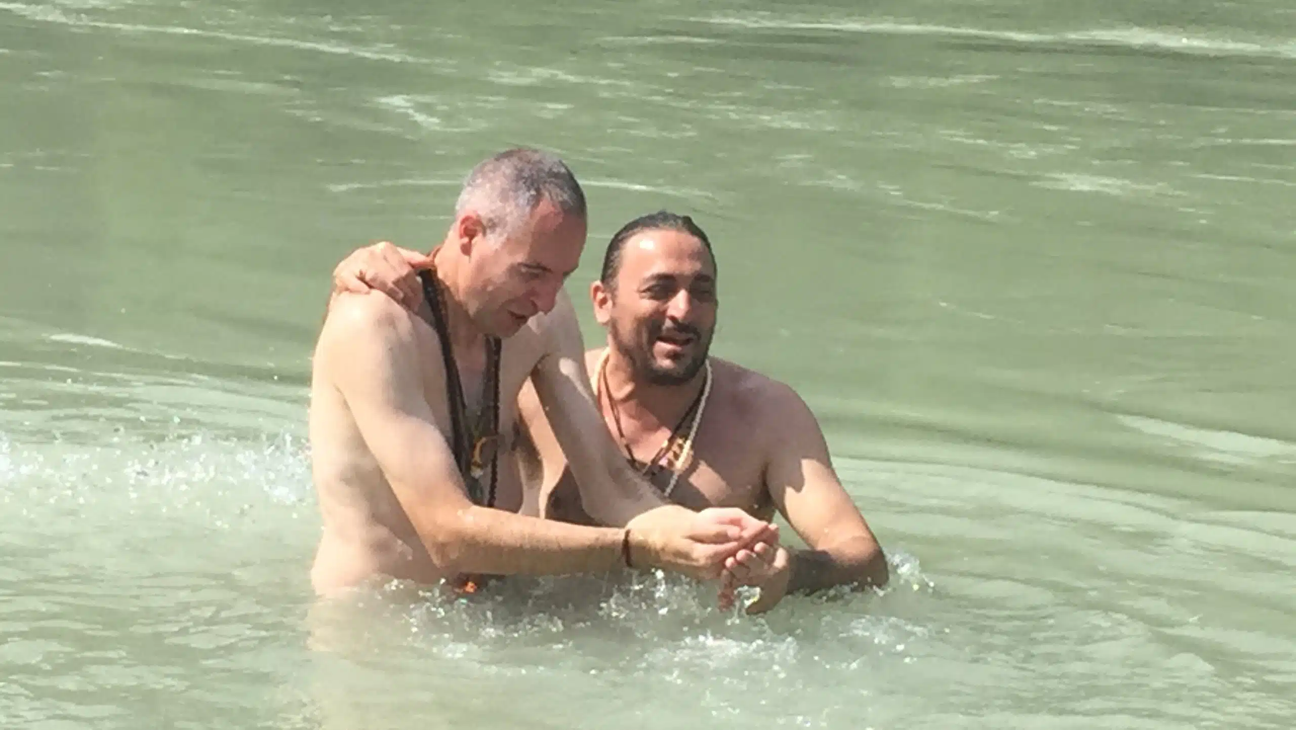 Davide R. Diesi mentre compie il rito del Battesimo di rinascita spirituale nel sacro fiume Gange | RISHIKESH