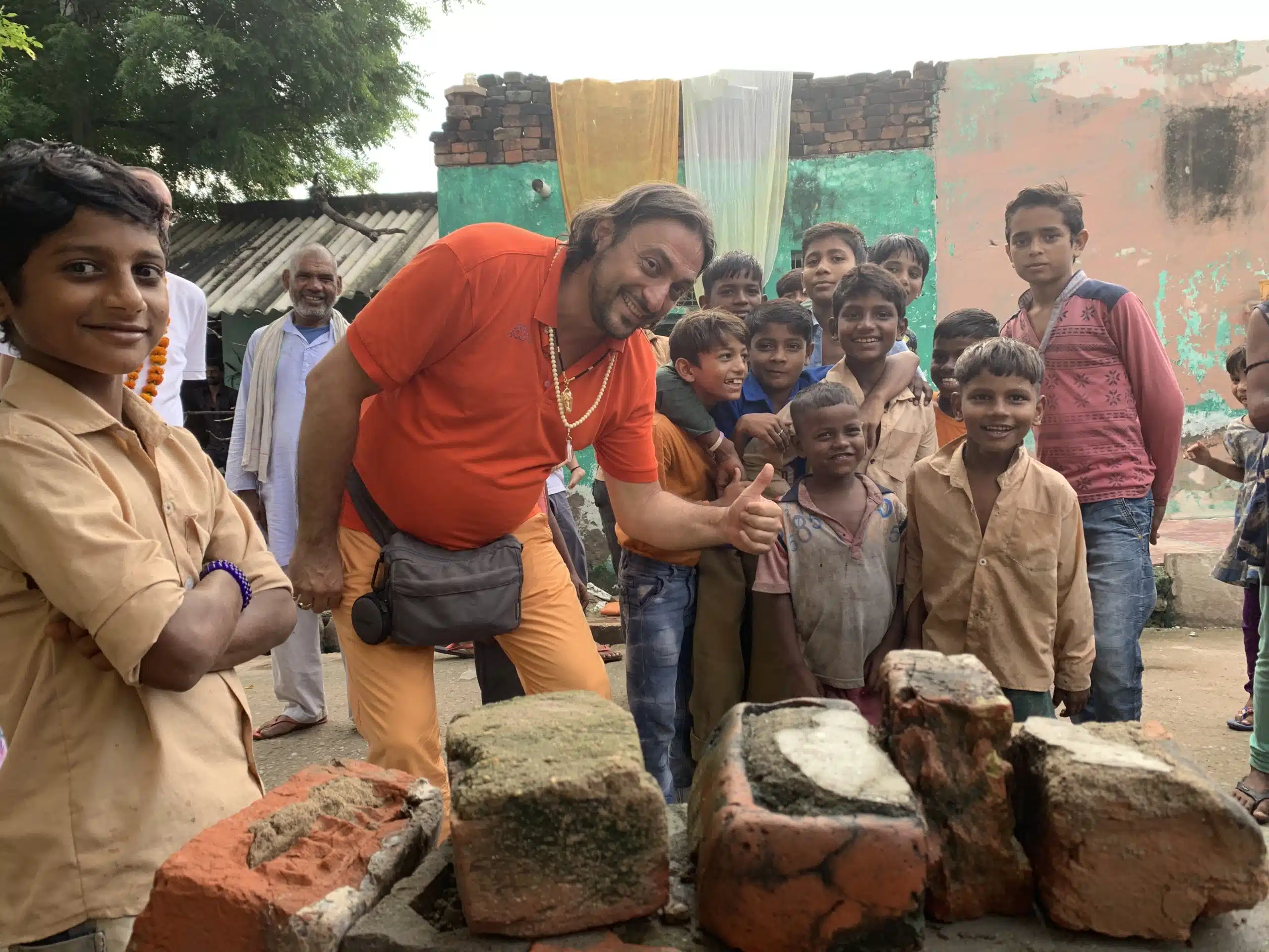 Davide R. Diesi (Swami) con i bambini del Villaggio di Dholpur | AGRA
