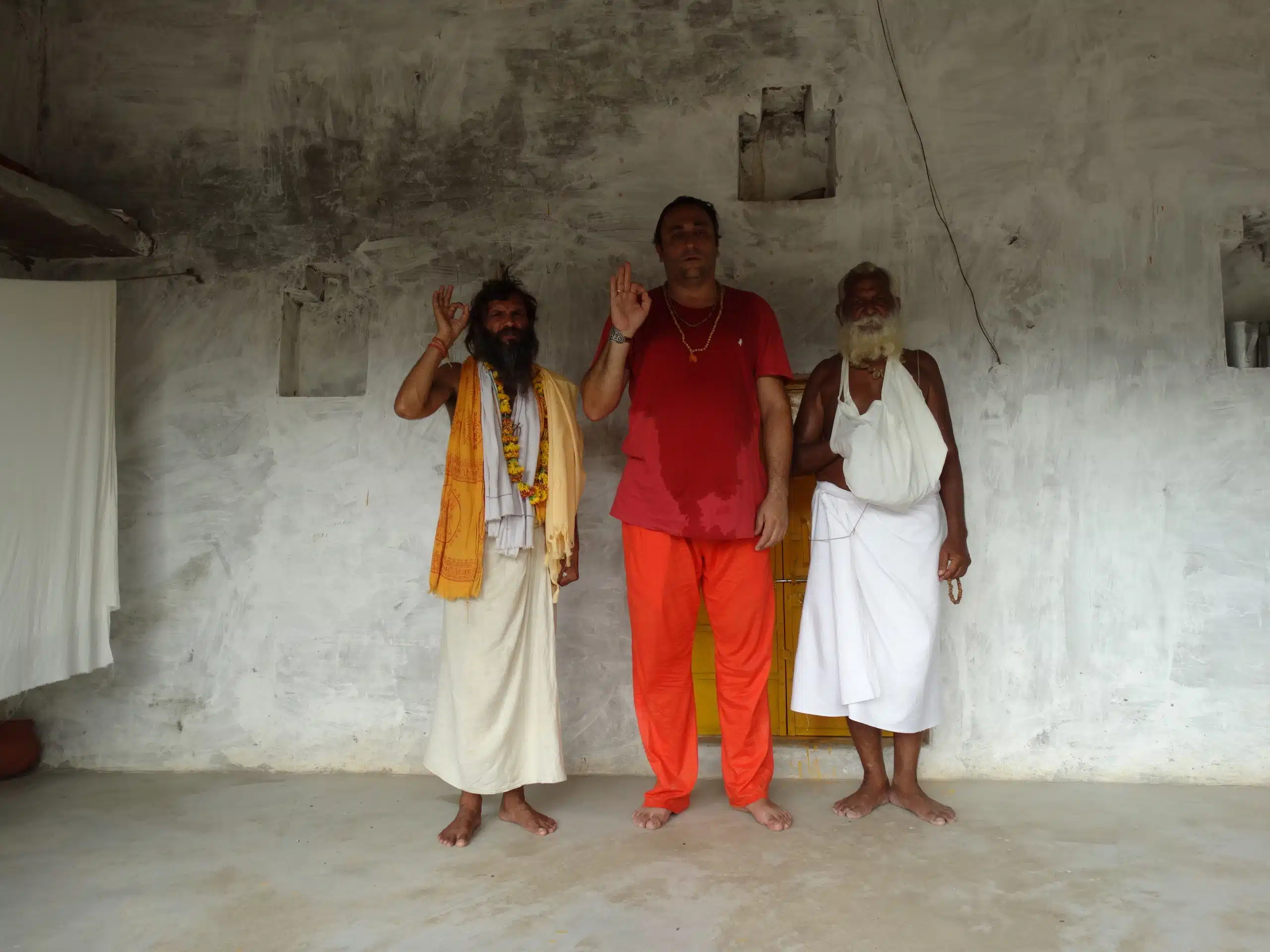 Davide R. Diesi - Yoga Teacher insieme agli Swami del Lignaggio Giri dell'HIMALAYA