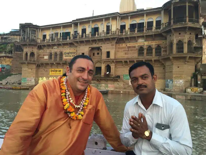 Davide R. Diesi (Swami) sul Gange a Varanasi in compagnia del suo amico Prince