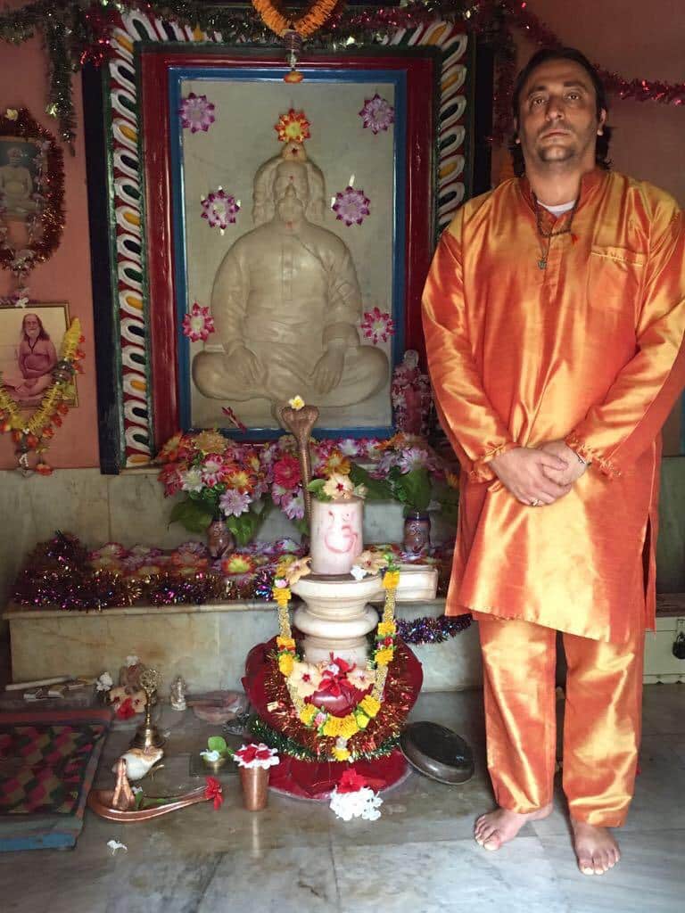 Davide R. Diesi (Swami) in Pranam davanti alla Tomba Mahasamadhi di Sri Yukteswar Giri Ji. - a Puri nell'Orissa