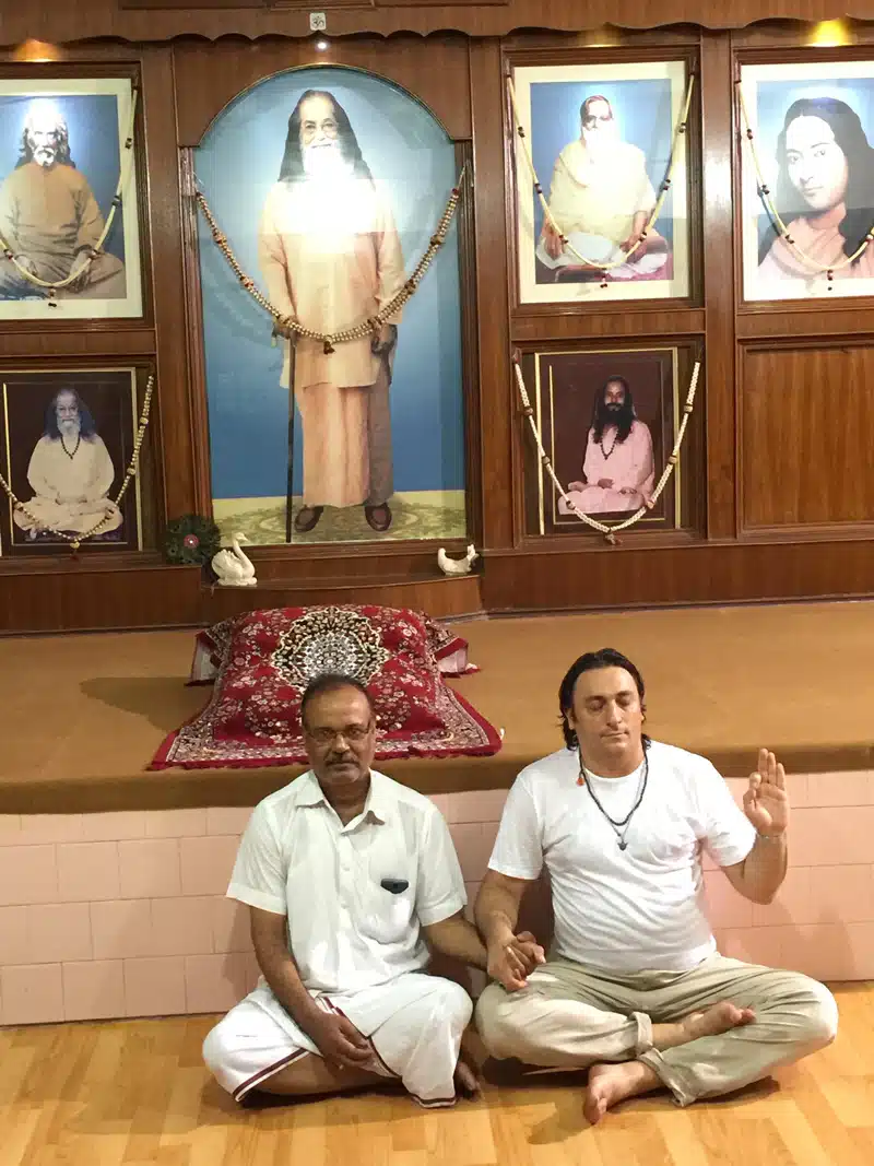 Davide Russo Diesi e Guruji dentro alla Scuola di Kriya Yoga di Swami Hariharananda