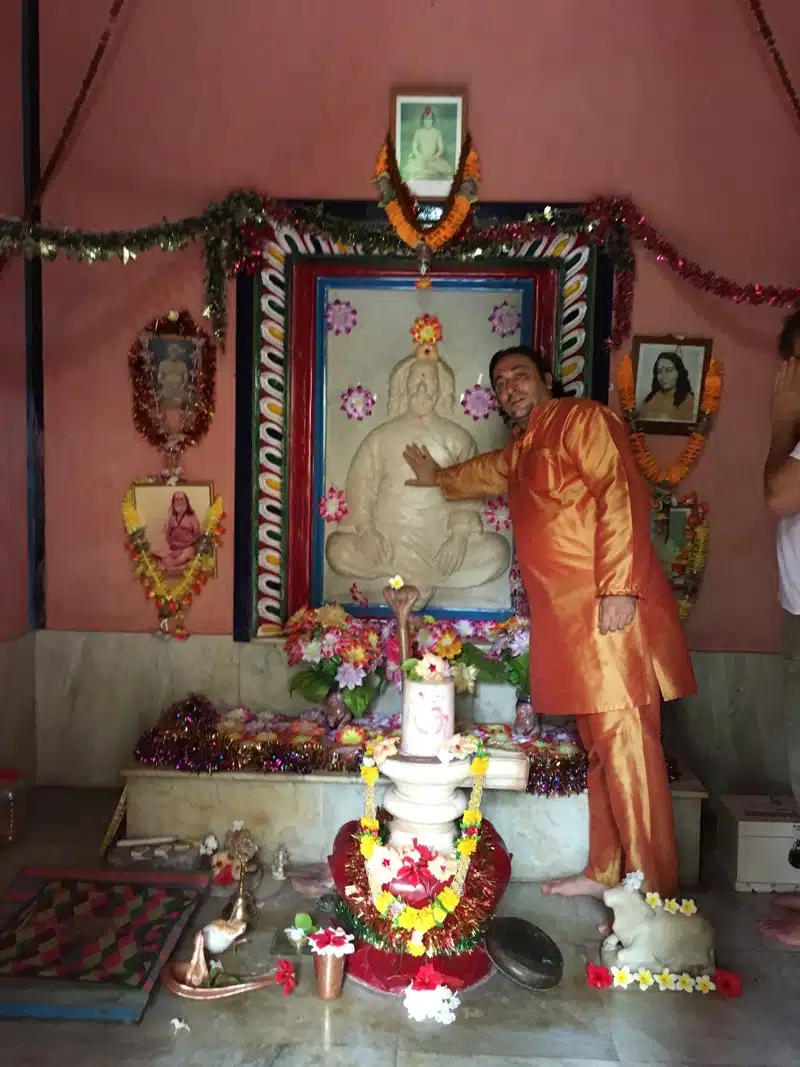 Davide R. Diesi (Swami) in Pranam davanti Tomba Mahasamadhi di Sri Yukteswar Giri Ji. - a Puri nell'Orissa
