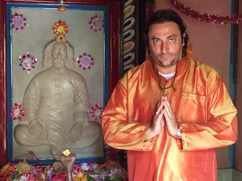 Davide R. Diesi (Swami) in Pranam davanti Tomba Mahasamadhi di Sri Yukteswar Giri Ji. - a Puri nell'Orissa