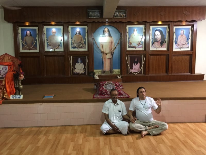 Davide R. Diesi e Guruji all'interno dell'Ashram di Hariharananda Giri - discepolo di Sri Yukteswar Giri J.