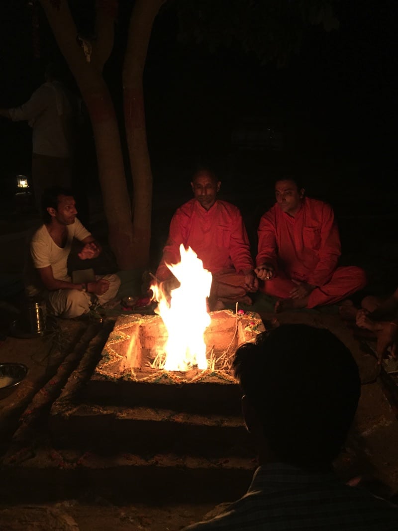Davide R. Diesi (Swami) compie il rito del sacro fuoco degli YOGI (YAGNA) nel villaggio di Dholpur