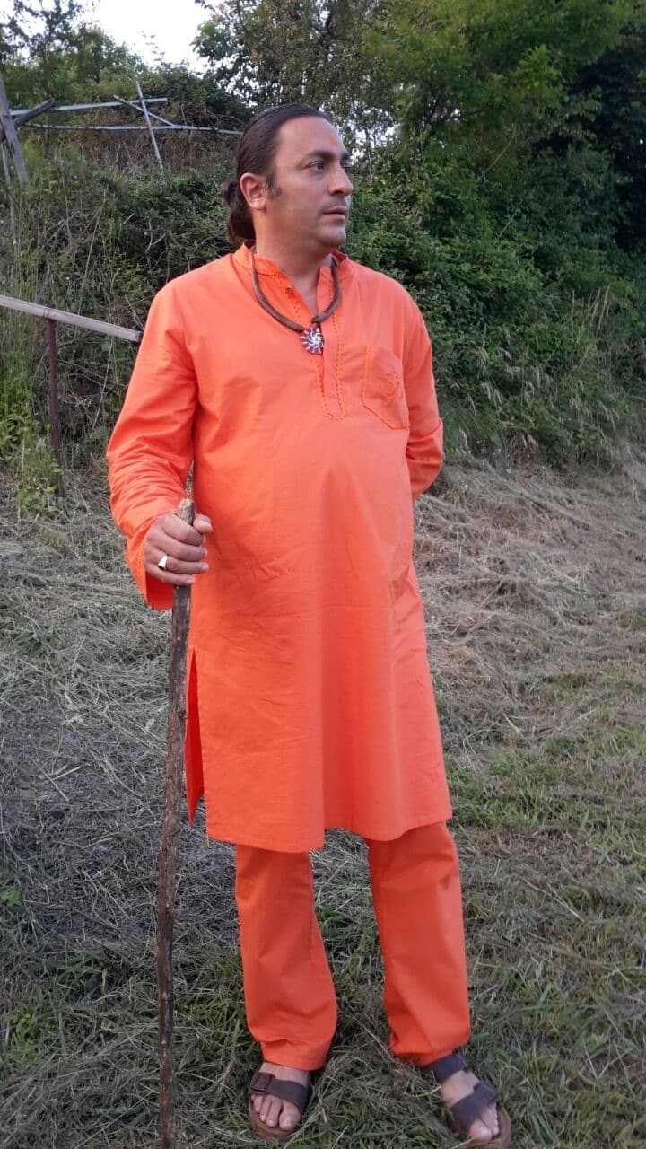Swami Amrirananda Giri J. in posa con bastone | UDINE
