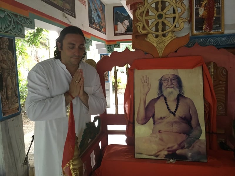 Davide R. Diesi in Pranam davanti alla poltrona dove sedeva il grande Prem Avatar Sri Hariharananda Giri diretto discepolo di Sri Swami Yukteswar Giri | PURI ORISSA
