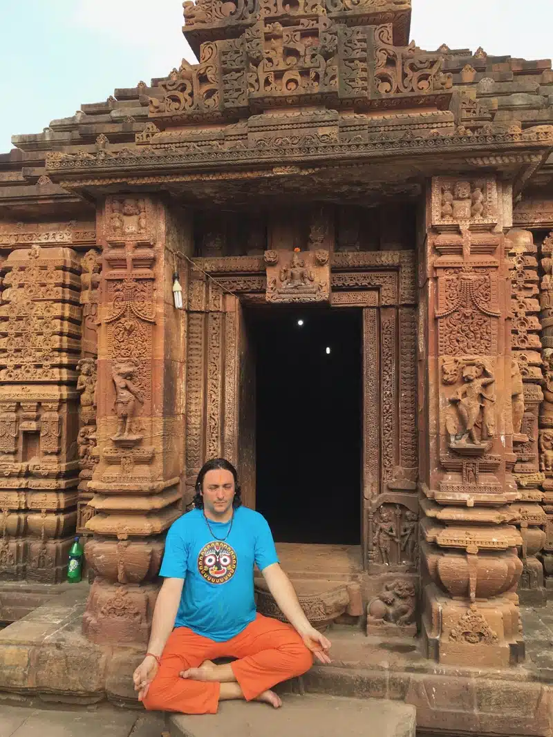 Davide Russo Diesi in meditazione Yoga davanti al tempio di Shiva a Bubaneshwar