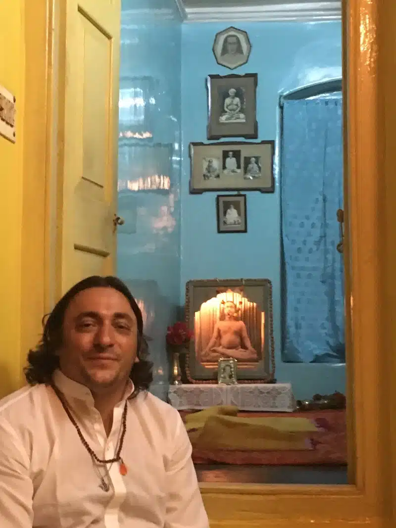 Davide R. Diesi seduto nella famosa mansarda dove Yogananda ebbe le divine visioni della Madre Divina e di Babaji | Garpar Road n.4 KOLKATA