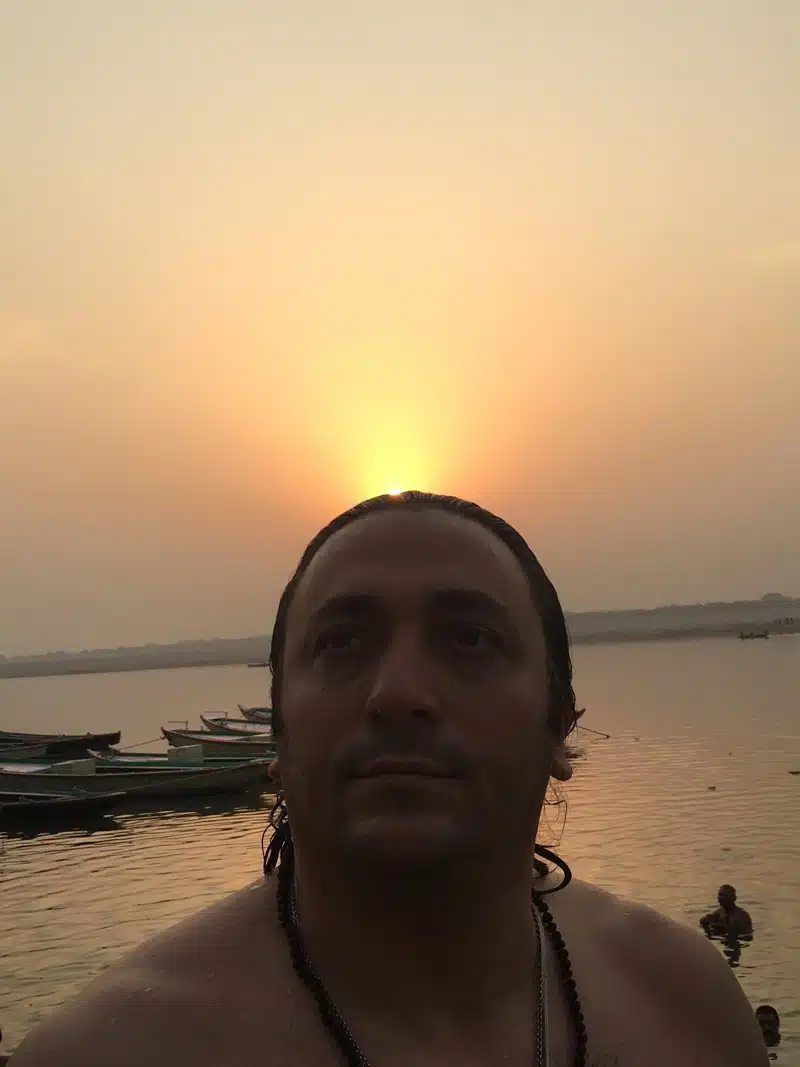 Swami Amrirananda appena uscito dalle acque sacre del fiume Gange | VARANASI