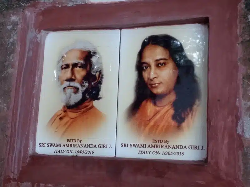 Le nuove mattonelle raffiguranti Maestro e Discepolo che Davide R. Diesi (Swami Amrirananda Giri J.) ha voluto porre sotto all'albero sacro al ROY GHAT