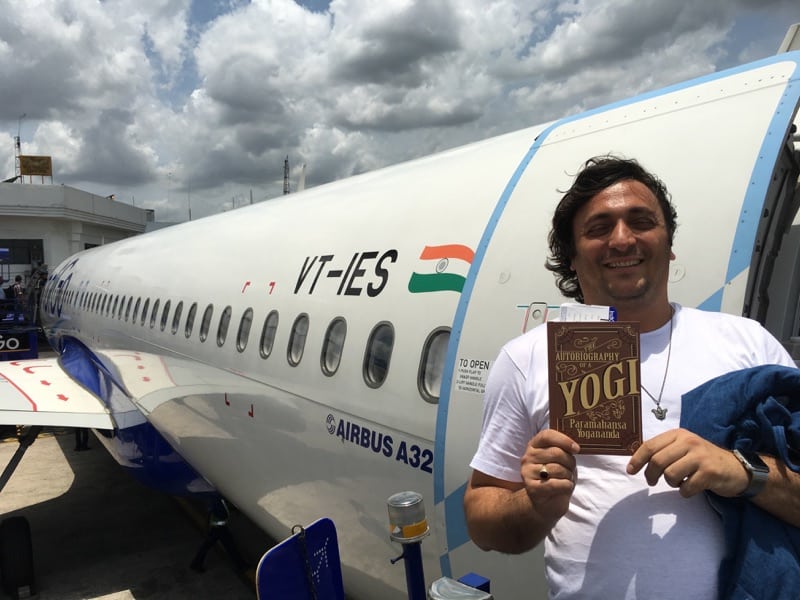 Davide R. Diesi, appena atterrato a Puri nello stato dell'Orissa, mostra il famoso Best Seller AUTOBIOGRAFIA DI UNO YOGI