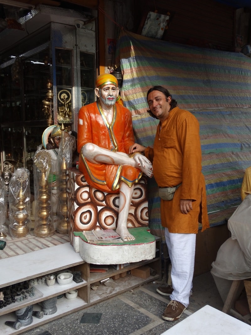 Davide R. Diesi (Swami) e statua di Shirdi Baba