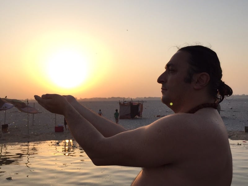 Davide R. Diesi (Swami) saluta ed offre l'acqua di Gange al sacro sole di Varanasi