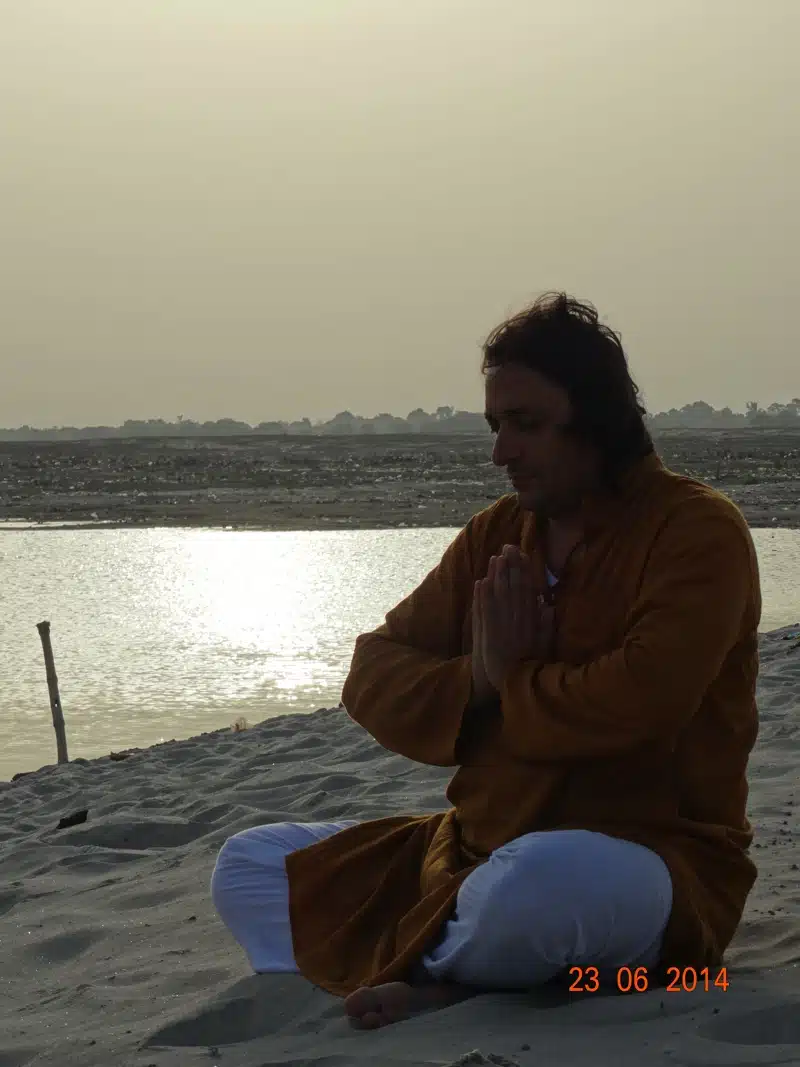Davide R. Diesi (Swami) in meditazione Namaskara sulle sponde del Gange a Varanasi