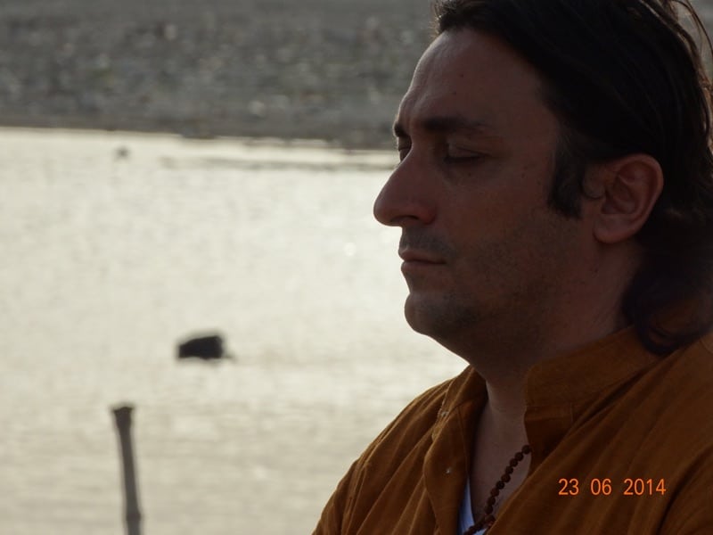 Davide R. Diesi (Swami) in meditazione profonda sulle sponde del Gange | Varanasi 2014