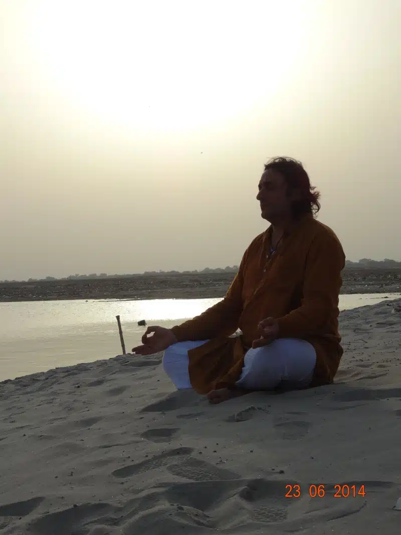 Davide R. Diesi (Swami) mentre medita in Kriya Yoga sulle sponde del Gange