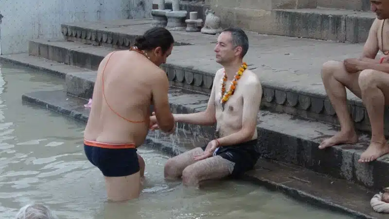 Davide R. Diesi (Swami) mentre infonde la benedizione del battesimo nelle acque sacre del Gange a Varanasi