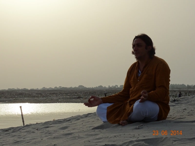 Davide R. Diesi (Swami) in meditazione Kriya Yoga lungo la sponda occidentale del sacro Gange