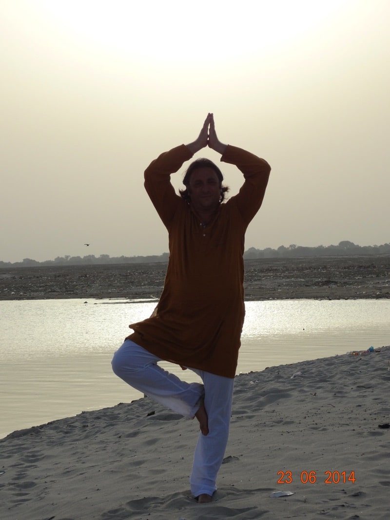Davide R. Diesi (Swami) in posa sulle sponde del Gange a Varanasi | 2014