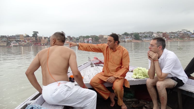 Davide R. Diesi (Swami) con a sinistra Sri Bramin Jitender e a destra della foto allievo 1°Classe Yoga del Respiro Alberto B.
