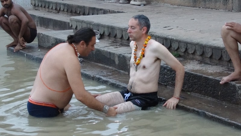 Davide R. Diesi (Swami) mentre infonde la benedizione del battesimo nelle acque sacre del Gange a Varanasi