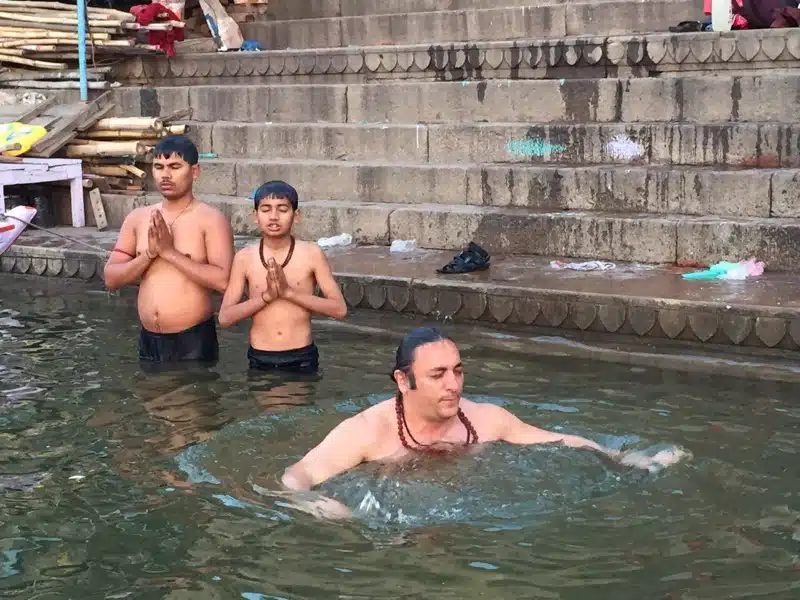 Davide R. Diesi (Swami Amrirananda) mentre compie le tre abluzioni nelle acque del Gange