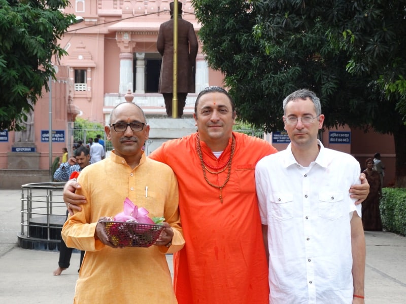Sri Bramin Jitender e Davide R. Diesi (Swami) con al suo fianco Alberto B. all'ingresso della SHIVA UNIVERSITY OF VARANASI