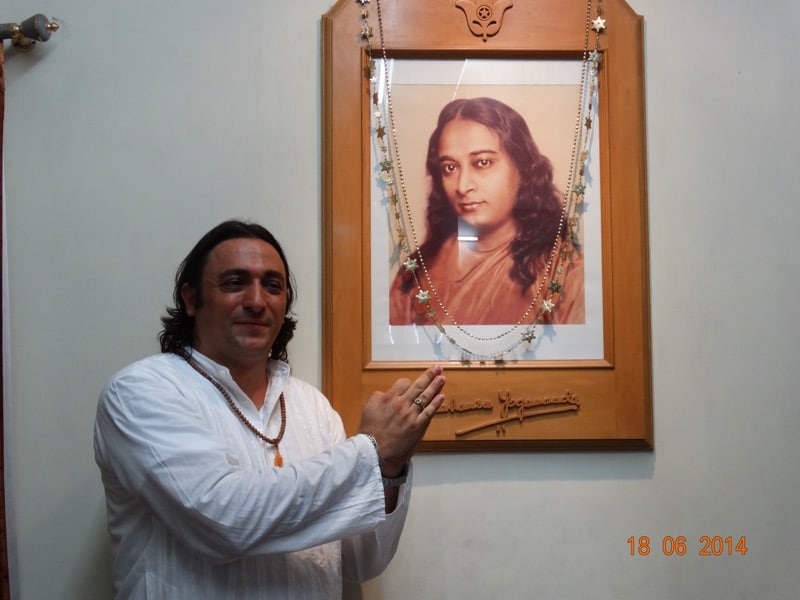Davide R. Diesi (Swami) di fronte al quadro di Yogananda alla Yogoda Satsanga Society of India (YSS) fondata da Sri Sri Paramahansa Yogananda nel 1917. Yogoda Satsanga Math at Dakshineswar