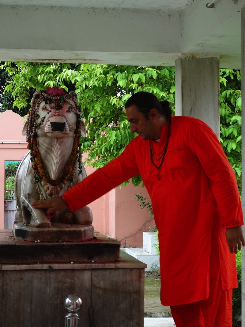 Davide R. Diesi (Swami) tocca la statua del Dio Nandi all'Universita' di Varanasi