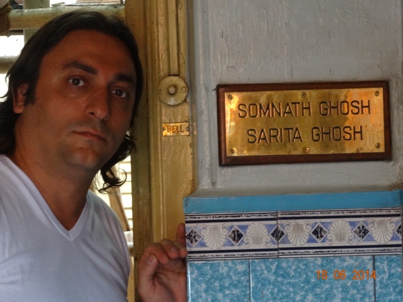 Davide R. Diesi (Swami) davanti all'ingresso della casa di Yogananda a Kolkata