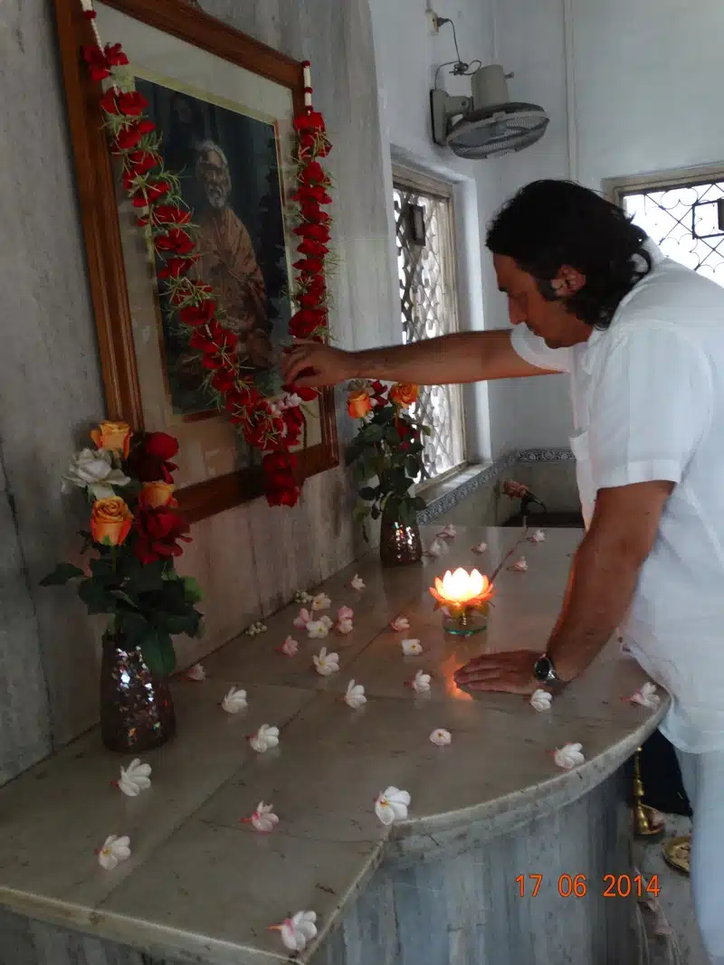 Davide R. Diesi (Swami) di fronte all'altare | SRI YUKTESWAR MEMORIAL TEMPLE SERAMPORE 2014