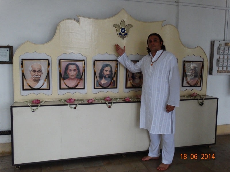 Davide R. Diesi (Swami) di fronte all’altare del Lignaggio Giri alla Yogoda Satsanga Society of India (YSS) fondata da Sri Sri Paramahansa Yogananda nel 1917. Yogoda Satsanga Math at Dakshineswar
