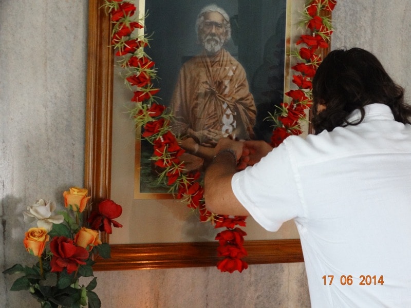Davide R. Diesi (Swami) Offerta di ghirlanda di fiori | SRI YUKTESWAR MEMORIAL TEMPLE SERAMPORE 2014
