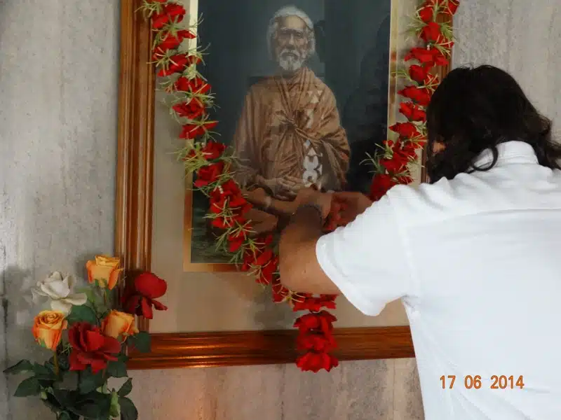 Davide R. Diesi (Swami) Offerta di ghirlanda di fiori | SRI YUKTESWAR MEMORIAL TEMPLE SERAMPORE 2014
