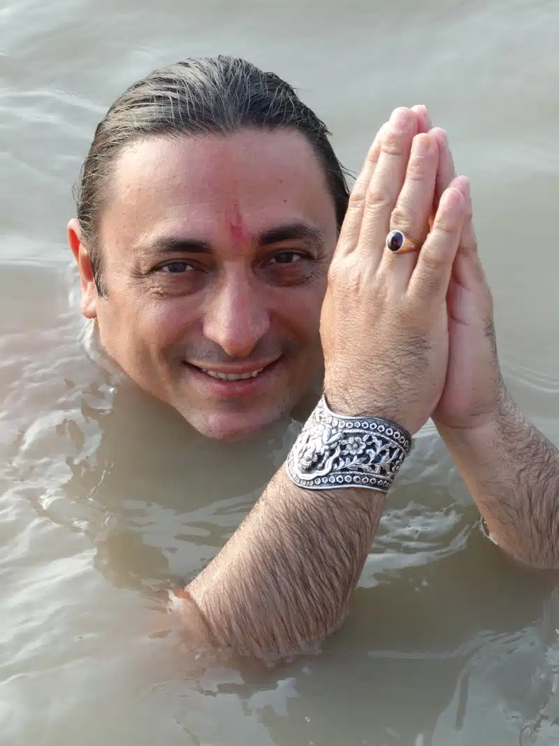 Davide R. Diesi (Swami) in saluto nel mudra del NAMASTE' nelle acque sacre del fiume Gange a Varanasi
