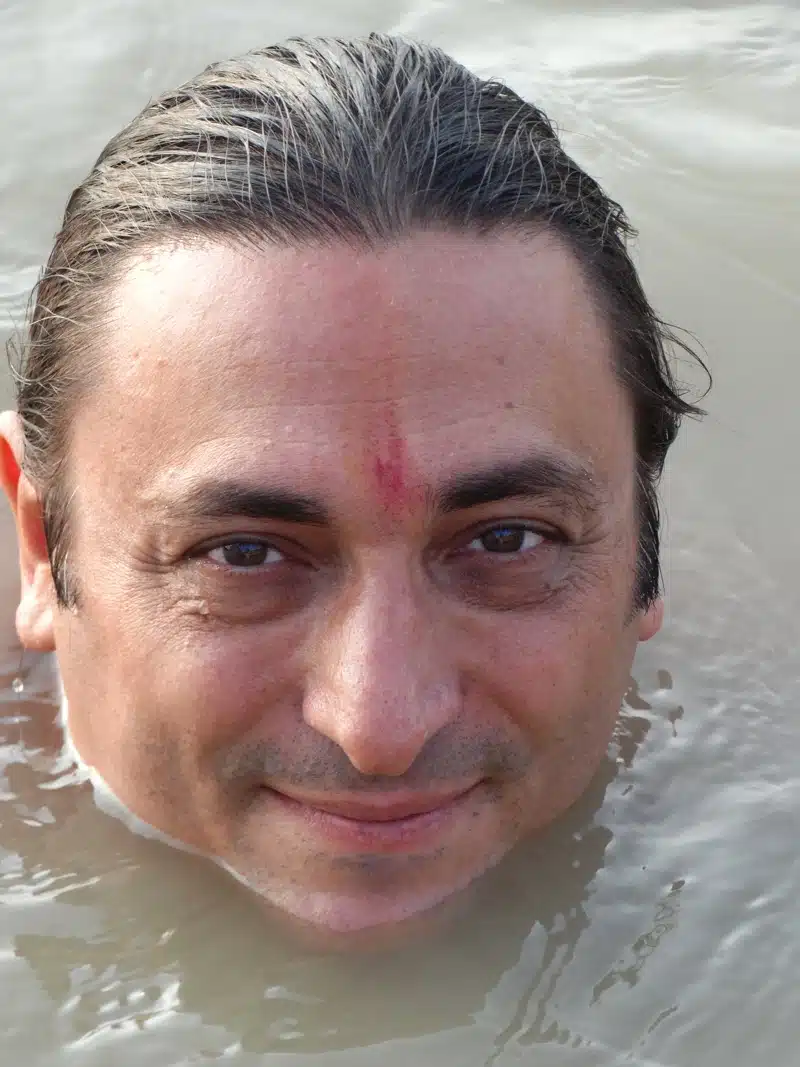 Swami nelle acque sacre del Gange
