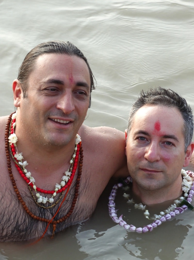 Davide R. Diesi (Swami) nelle acque sacre del fiume Gange a Varanasi con Alberto B. allievo 1° Classe Yoga del Respiro