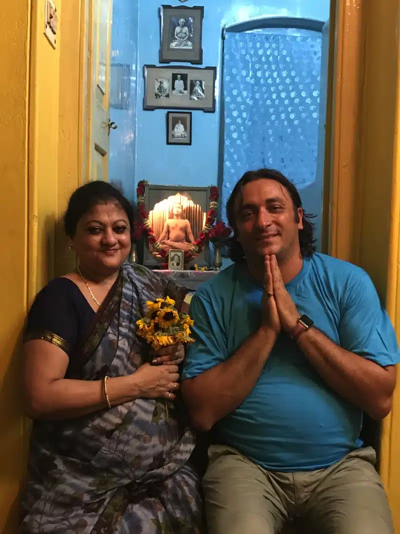 Davide R. Diesi (Swami) nella casa di Yogananda nel famoso attico di Garpar Road n.4 in compagnia di Sarita Lal Gosh
