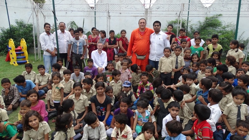 Davide R. Diesi (Swami) e i bambini della GP. Convent School di Vipalphur | AGRA