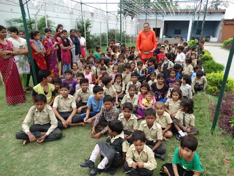 Davide R. Diesi (Swami) e i bambini della GP. Convent School di Vipalphur | AGRA