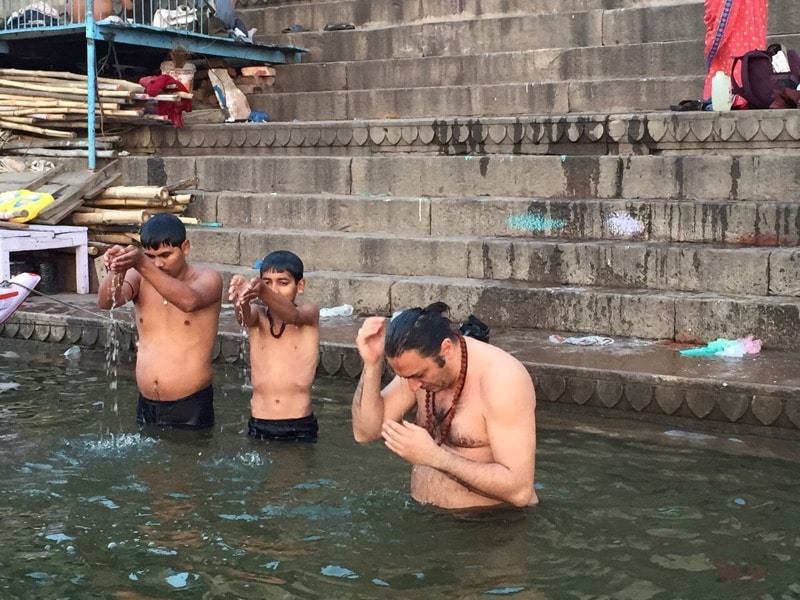 Davide R. Diesi (Swami Amrirananda) mentre compie le tre abluzioni nelle acque del Gange